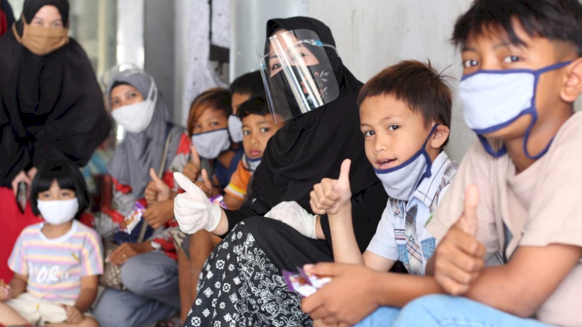 Sambut HUT RI, Erna Rasyid Taufan Kunjungi Anak-anak Pasar