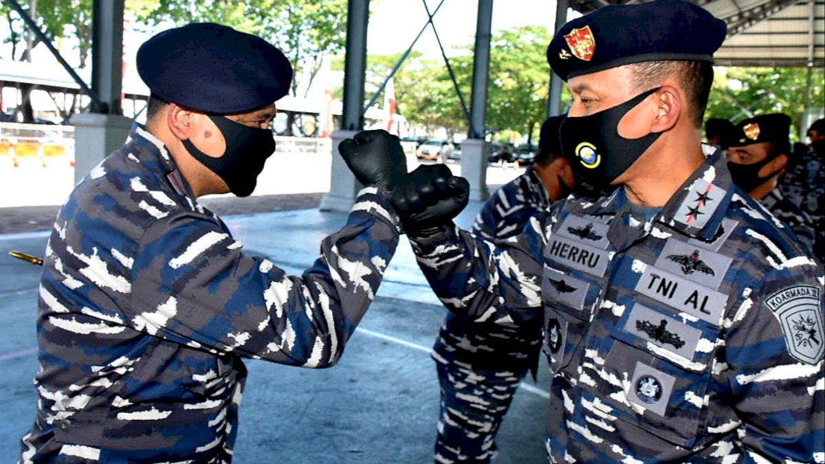 Laksamana Pertama TNI Benny Sukandari Resmi Pegang Tongkat Komando Lantamal VI