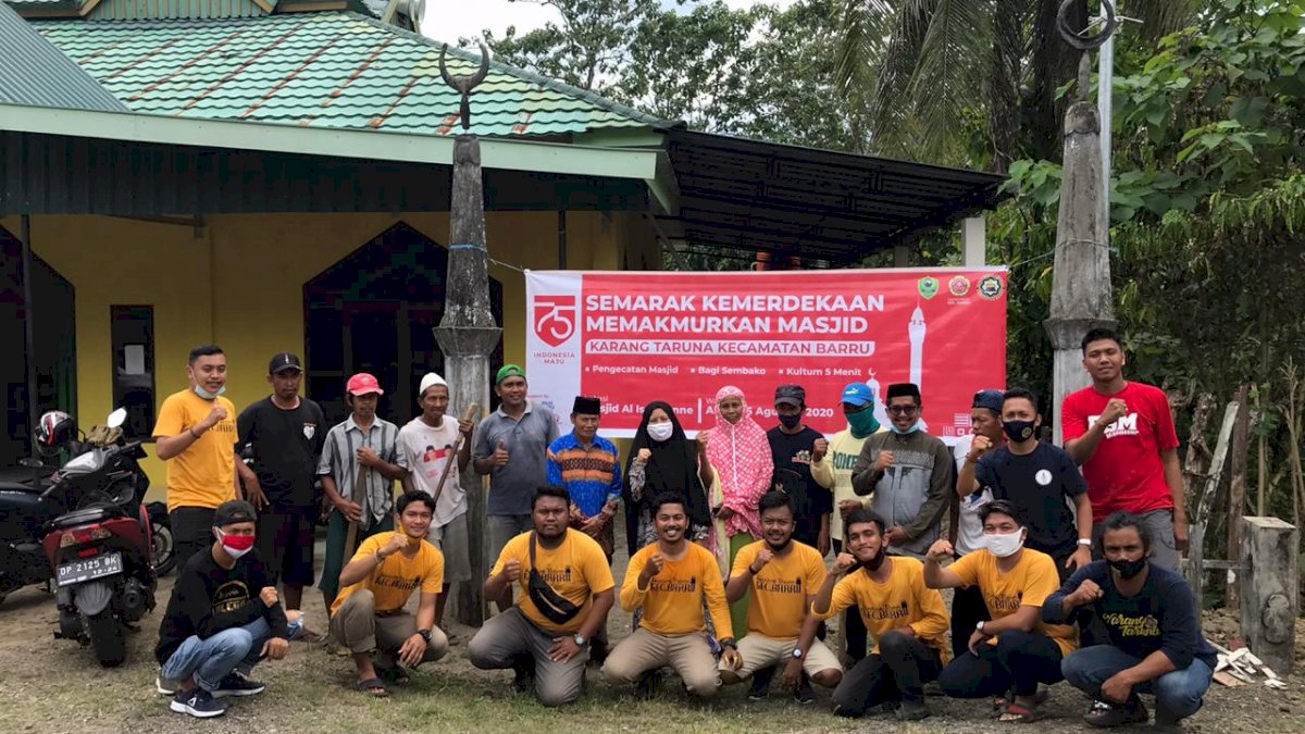Rayakan HUT RI, Karang Taruna Kecamatan Barru Lakukan Pengecatan Masjid