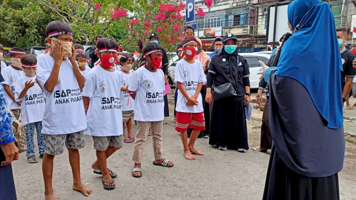 Rayakan Hari Kemerdekaan, Anak-anak Pasar Kibarkan Bendera Tanpa Alas Kaki