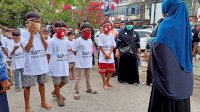 Rayakan Hari Kemerdekaan, Anak-anak Pasar Kibarkan Bendera Tanpa Alas Kaki