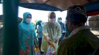 PKK Gowa Turut Bagi Masker ke Warga di Hari Kemerdekaan
