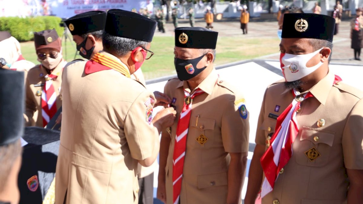 Punya Kepedulian Terhadap Kemajuan Pramuka, Wabup Gowa Diganjar Penghargaan