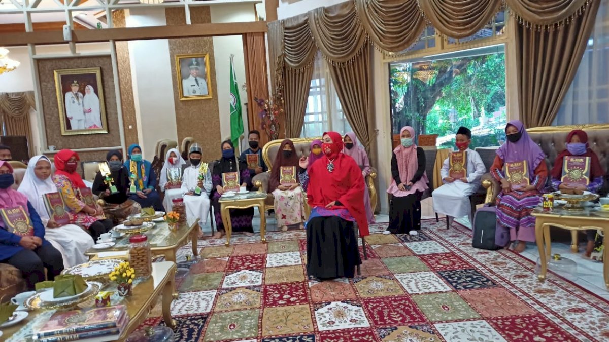 Erna Rasyid Taufan Beri Reward Kepada Penghafal Alquran