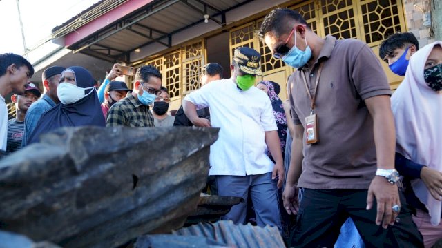 Wagub Sudirman Sulaiman mengunjungi lokasi kebakaran di belakang Pasar Pannampu. (ist)