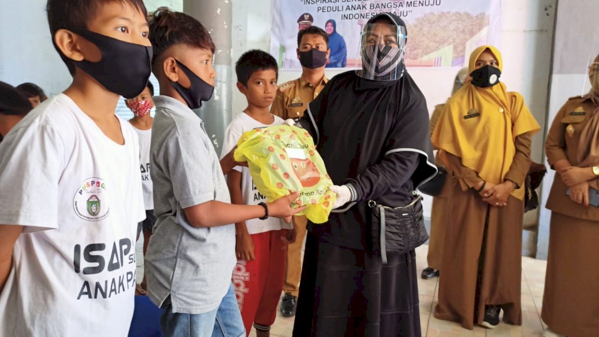 Bersama Sejumlah Donatur, Erna Rasyid Taufan Hadiahi Sepatu Anak-anak Pasar