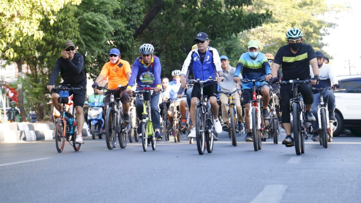 Rudal dan Ketua DPRD Makassar, Gowes Bantu Korban Kebakaran di Pannampu