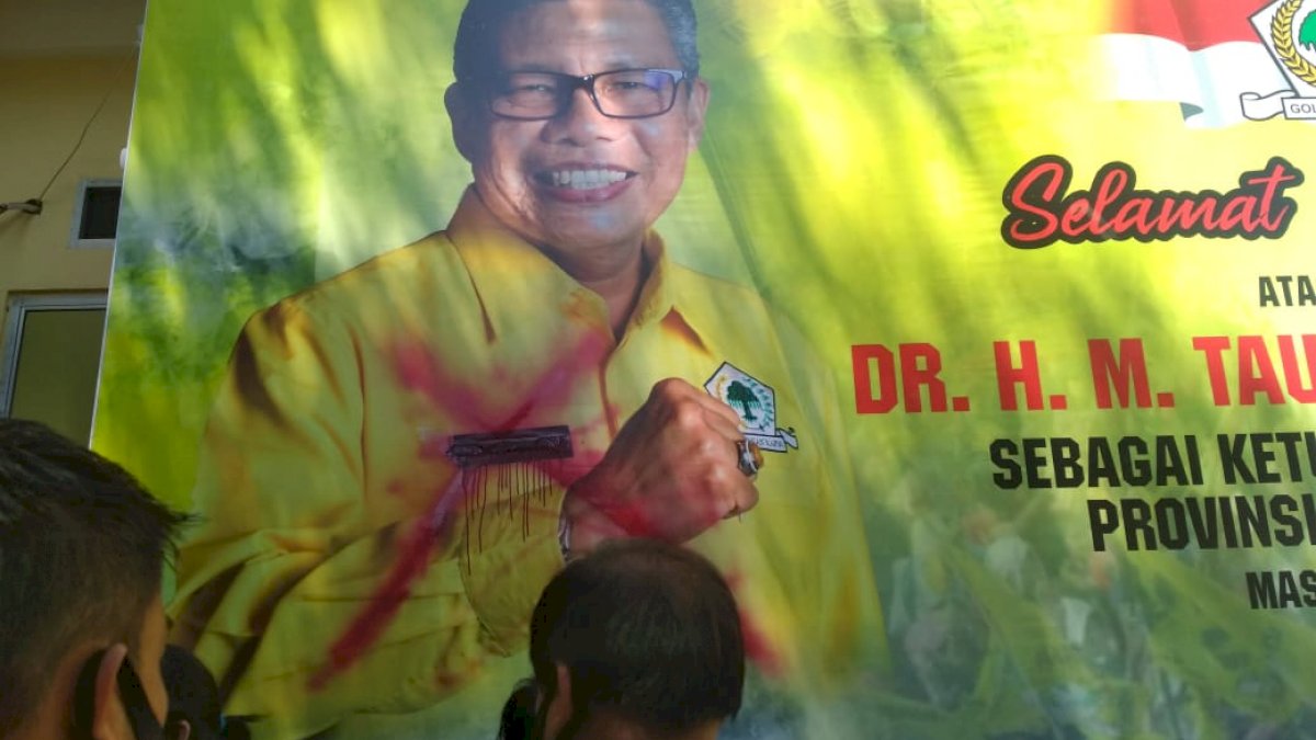Kisruh Golkar Sulsel Berlanjut, Kader Segel DPW