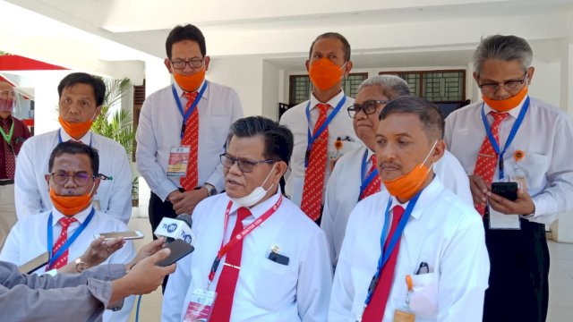 Rektor UNM memantau proses UTBK jalur mandiri UNM. (ist) 