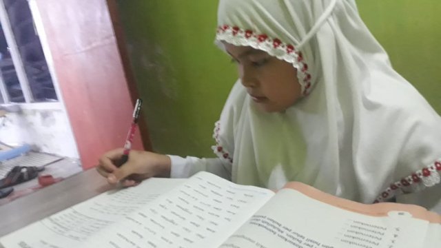 Murid sekolah dasar di Kota Makassar belajar dengan sistem PJJ di tengah pandemi Covid-19. (Sulselsatu/Hendra Wijaya)