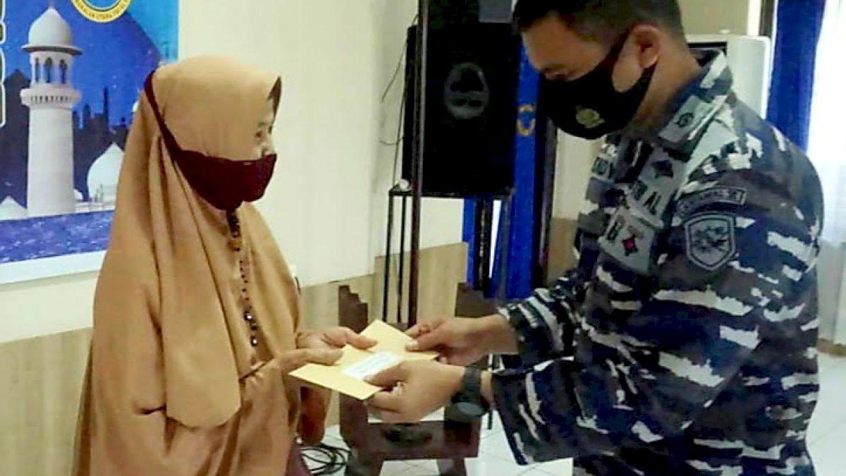 UPZ Lantamal VI Salurkan Zakat ke Anak Yatim dan Warakawuri