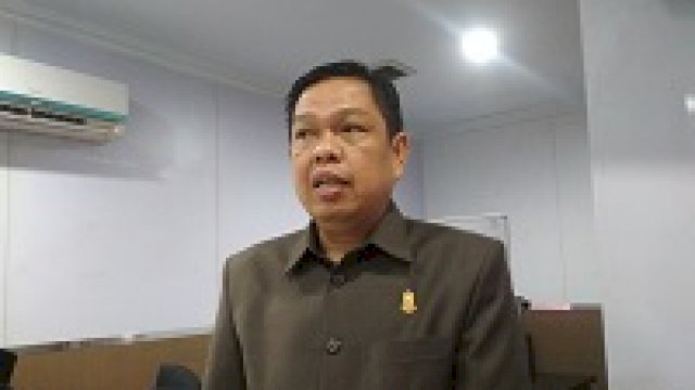 Pak Ogah Menjamur, Dewan Minta Pemkot Lakukan Pembinaan SULSELSATU.com, MAKASSAR - DPRD Kota Makassar mulai mengarahkan perhatian atas menjamurnya pengatur lalu lintas liar alias pak ogah di sepanjang jalan Kota Daeng. Ketua Komisi D Abdul Wahab Tahir mengatakan, pemkot tidak mampu mengatasi menjamurnya pak ogah. Menurutnya, pak ogah perlu ditampung dan dibina."Yang seperti ini tidak usah ditanya, harus memang disiapkan tempat pembinaan bagi pak ogah," kata Wahab.Penampungan tersebut dianggap Wahab bisa menjadi solusi dalam menekan penambahan pak ogah. Mereka yang tertangkap sebagian besar kembali karena merasa tidak memiliki kemampuan.Wahab mengatakan, cukup banyak laporan masyarakat yang masuk ke DPRD terkait tingkah mereka di jalan yang kerap menyusahkan pengendara. Sehingga DPRD siap mendukung pemerintah dalam pengadaan shelter atau penampungan tersebut."Harus siap, kalau soal anggaran yah kalau diusulkan tentulah DPRD akan mempertimbangkannya," katanya lagi.Sementara itu, hal yang sama juga diutarakan Ketua Komisi C Abdi Asmara."Nah ini memang belum ada solusi, kita di DPR siap mendukung, dari sisi penganggaran kita siap di Banggar, karena selama inikan mereka hanya ditangkap kemudian dilepaskan begitu saja," ujar Abdi.Pemerintah kata dia, harusnya bersikap untuk melihat persoalan pak ogah tidak dari sisi masalah melainkan dari asas manfaat, mereka dianggap bisa saja diberdayakan dengan adanya shelter hingga mengambil mereka sebagai tenaga pekerja di Perusda-perusda, seperti jadi juru parkir resmi."Yah mungkin bisa diberi pelatihan apa di situ (shelter), rananya Dinas Sosial, hingga bisa saja diberdayakan jadi juru parkir," kata legislator Demokrat ini. Penulis: Resti SetiawatiEditor: Hendra Wijaya DPRD Makassar,Pak Ogah,Pemkot Makassar, Ketua Komisi C DPRD Kota Makassar Abdi Asmara. (ist) 