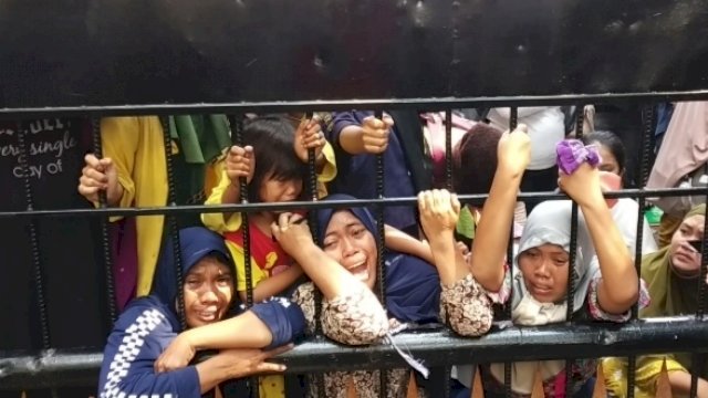 Emak-emak demo di depan Kantor Gubernur Sulsel meminta pencabutan izin tambang pasir yang di Pulau Kodingareng, Kepulauan Sangkarrang. (Sulselsatu/Jahir Majid).