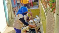 Tim Kebersihan DLH Parepare Turun Atasi Selokan Tersumbat di Ujung Baru