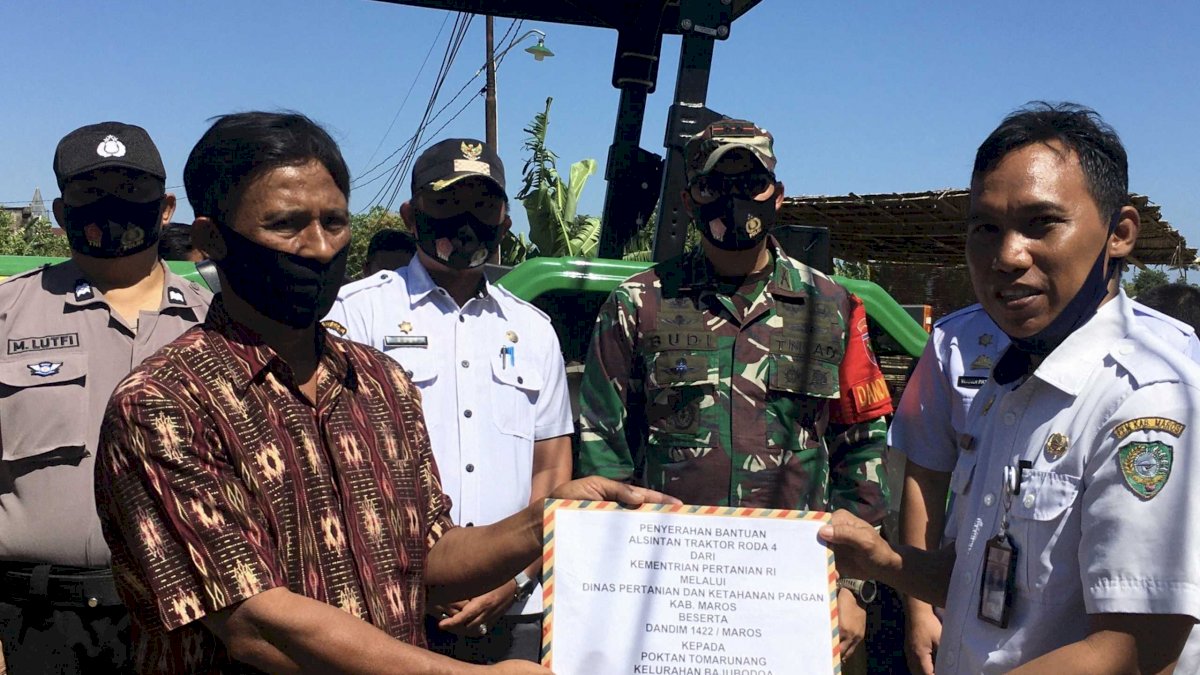 Dinas Pertanian dan Kodim 1422 Maros Serahkan Bantuan Traktor Roda Empat