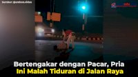 VIDEO: Bertengakar dengan Pacar, Pria Ini Malah Tiduran di Jalan Raya