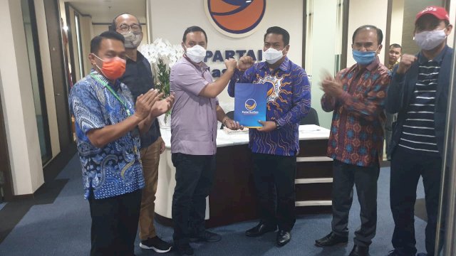 DPP NasDem serahkan fotmat B1KWK untuk pasangan Yosia Rinto Padang-Yonathan Pasodung. (ist)