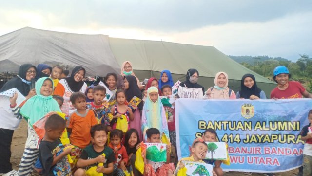 Kompala Unifa bersama sejumlah pengurus lembaga gelar trauma healing kepada anak-anak korban banjir Luwu Utara. (ist)