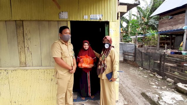 Pegawai KUA Soppeng Riaja menyalurkan paket sembako pada Program Sapa Umat. (ist)