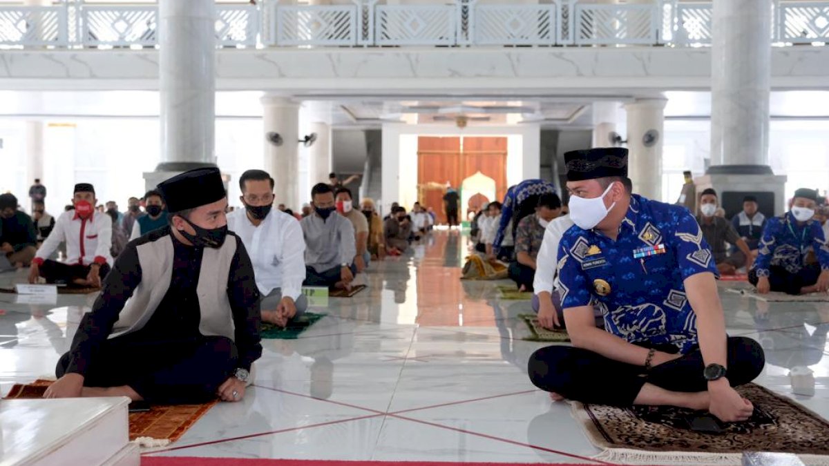 Adnan-Kio Jumatan Bareng Ustaz Taqy Malik di Masjid Syekh Yusuf