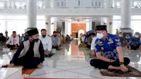 Adnan-Kio Jumatan Bareng Ustaz Taqy Malik di Masjid Syekh Yusuf