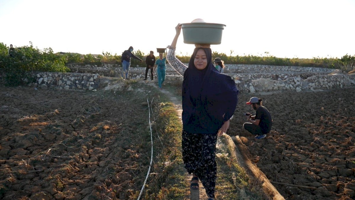 Kemarau Tiba, Warga Tumpabiring Maros Pakai Air Kubangan