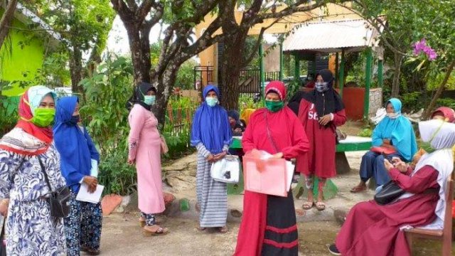 Penyaluran Kartu Kesejahteraan Keluarga oleh Dinsos Gowa. (ist)