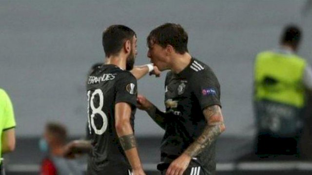 Bruno Fernandes dan Victor Lindelof berselisih saat MU disingkirkan Sevilla di semifinal Liga Europa dengan skor 1-2. (int)
