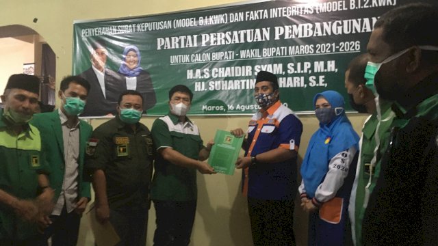 Chaidir-Suhartina terima format B1KWK dari PPP. (Sulselsatu/Indra Sadli Pratama)