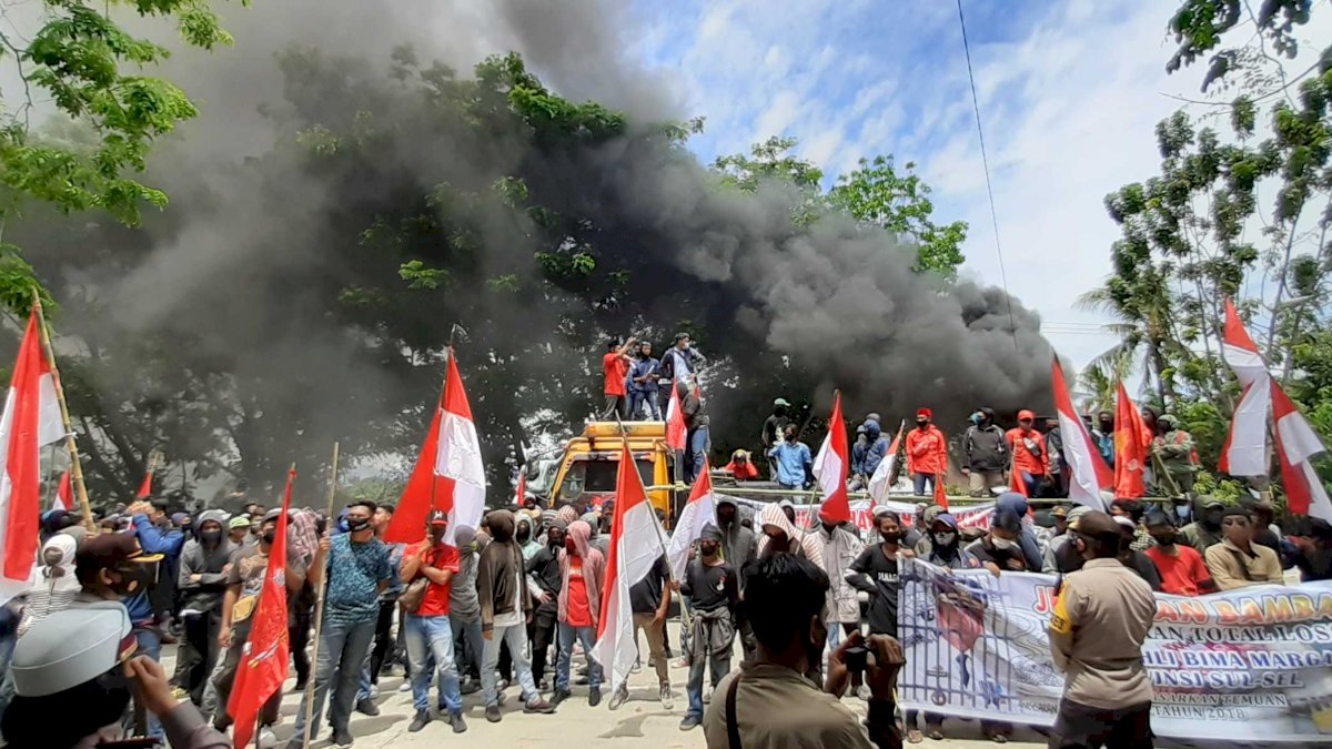Demo Germak di Barru Ricuh, 1 Mobil Pecah dan Seorang Polisi Terluka