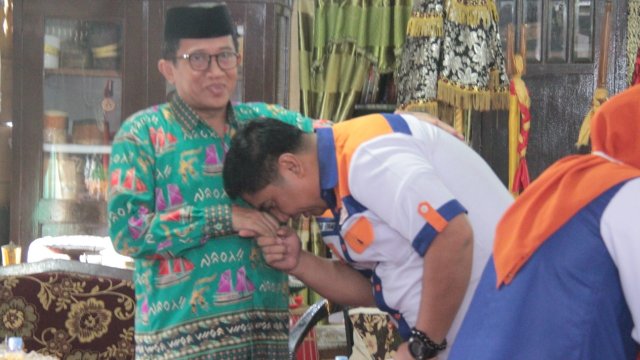 Chaidir Syam dalam kunjungannya ke pemangku adat Kerajaan Marusu Abd Waris Tadjuddin Karaeng Sioja. (Sulselsatu/Indra Sadli Pratama)
