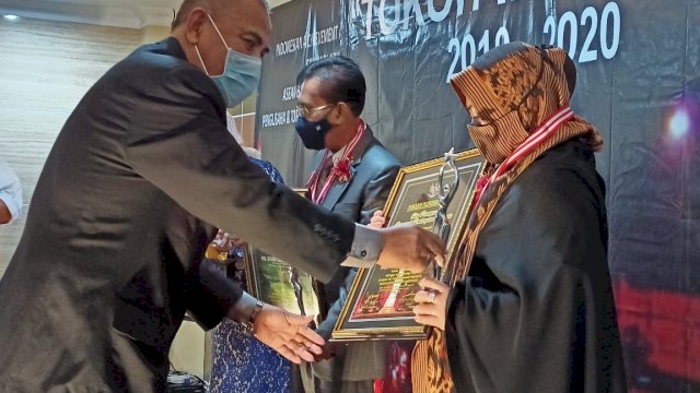 Erna Rasyid Taufan dapat penghargaan dari YPI. (ist)