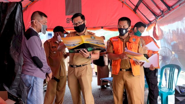 Penyerahan dokumen kependudukan kepada warga korban kebakaran yang kehilangan KTP dan KK. (ist)