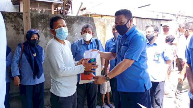 PDAM Parepare salurkan bantuan untuk korban kebakaran di Sumpang Minangae. (ist)