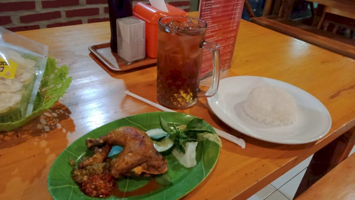Begos Kuliner Bebek Goreng Nuansa Pedesaan di Makassar Wajib Dicoba