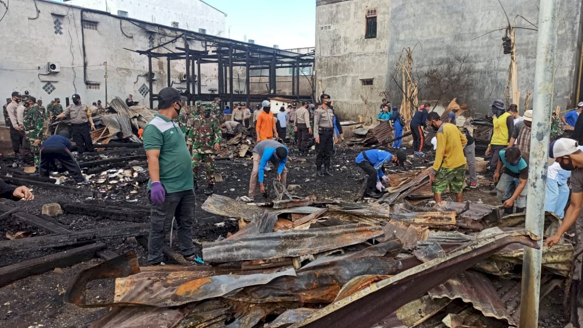 Pemkot Parepare Sinergi TNI-Polri Bersihkan Puing Sisa Kebakaran