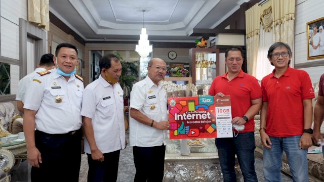 Bupati Jeneponto Iksan Iskandar terima bantuan PT Telkomsel. (ist)