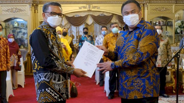 Ketua Umum BPP Persada Rachmat Gobel serahkan SK pelantikan kepada Nurdin Abdullah. (ist)