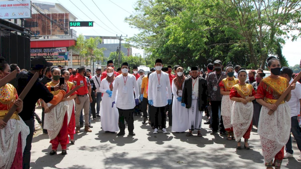 Budaya 4 Suku Iringi Dilan Daftar di KPU Makassar