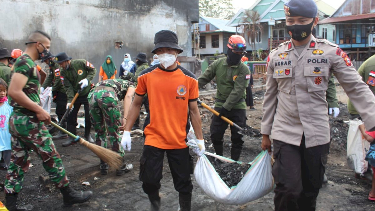 Berbagai Pihak Gelar Baksos Lokasi Kebakaran di Parepare