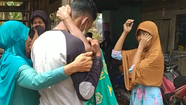 Pertemuan anak dan ibu di Parepare setelah pisah 23 tahun. (ist)