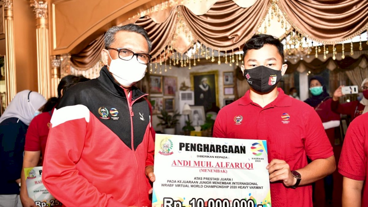 Haornas ke-37, Gubernur Serahkan Penghargaan kepada Empat Atlet Sulsel