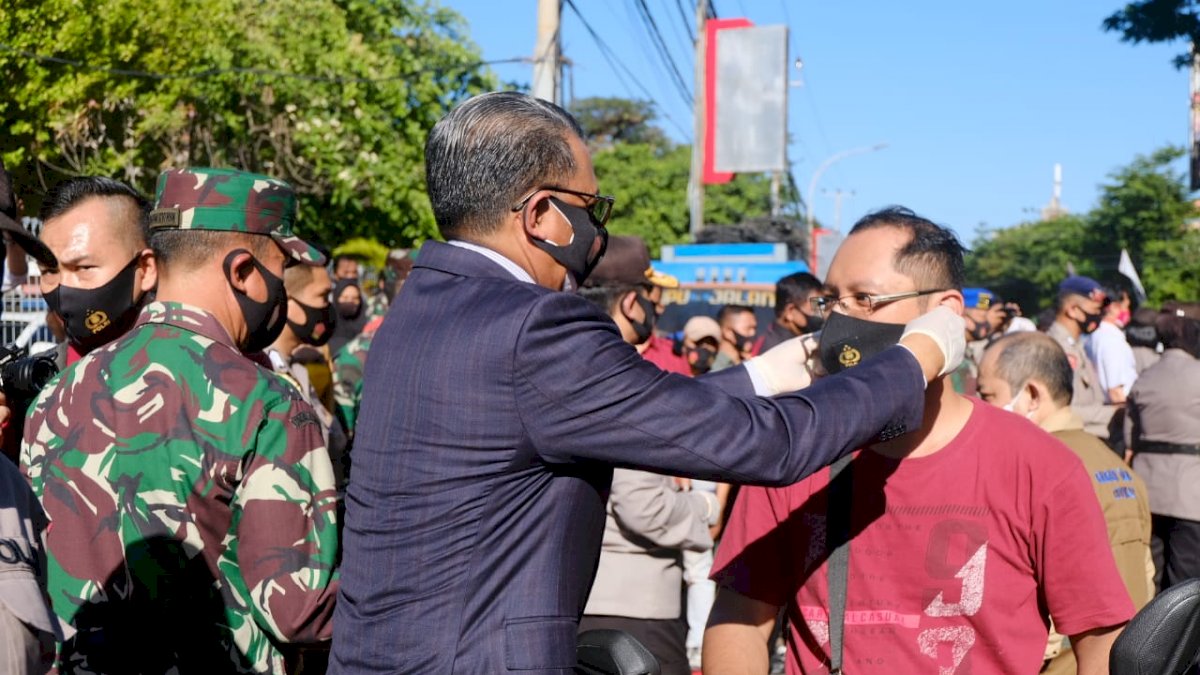 Bareng Pangdam dan Kapolda, Nurdin Abdullah Bagi-bagi Masker