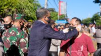 Bareng Pangdam dan Kapolda, Nurdin Abdullah Bagi-bagi Masker
