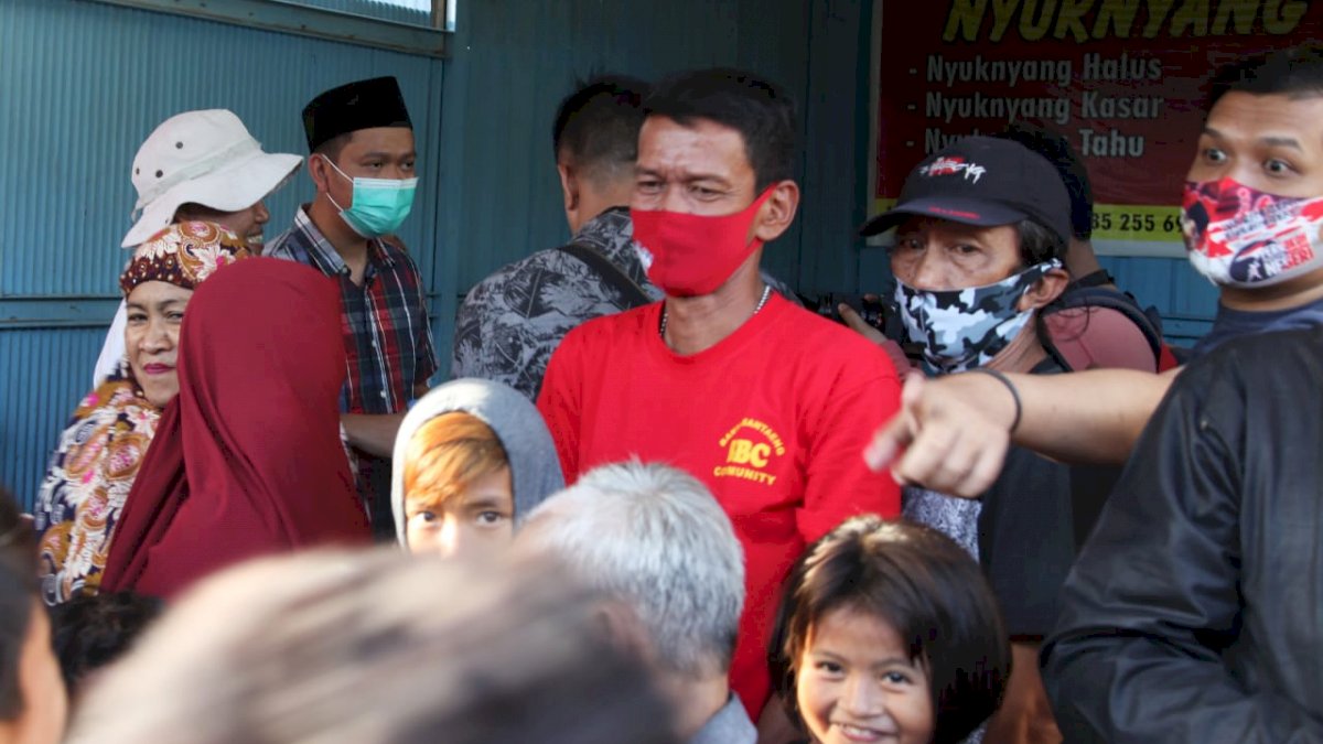 Dokter Fadli Diserbu Warga Saat Berkunjung ke Pedagang Kaki Lima
