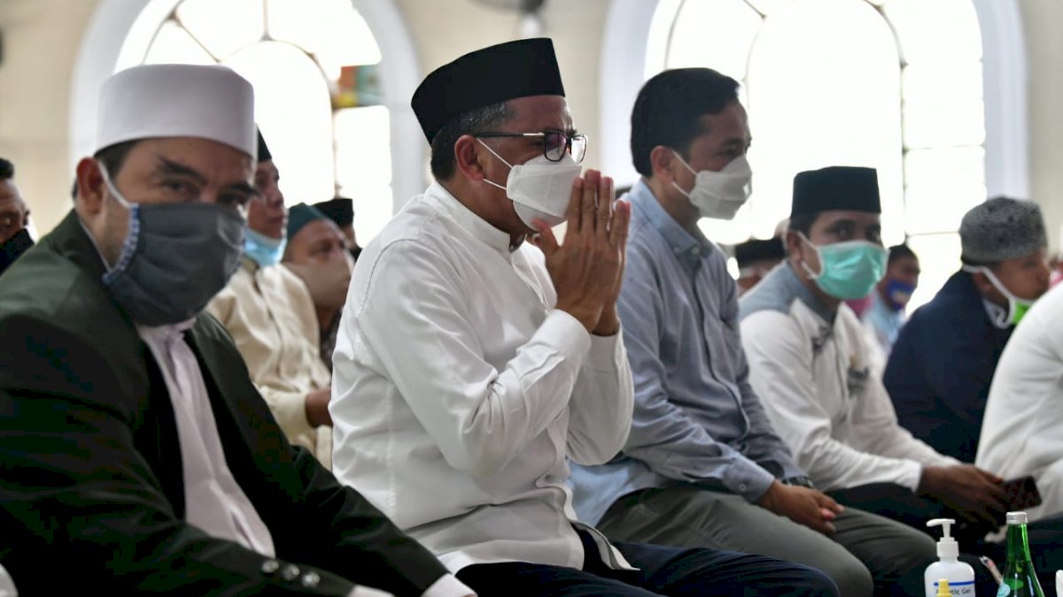 Cek Kebutuhan Warga, Nurdin Abdullah Keliling Pulau di Makassar