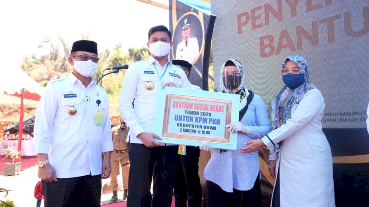 Pemkab Gowa Serahkan 5.571 Kartu Tani ke Warga Manuju dan Bontomarannu