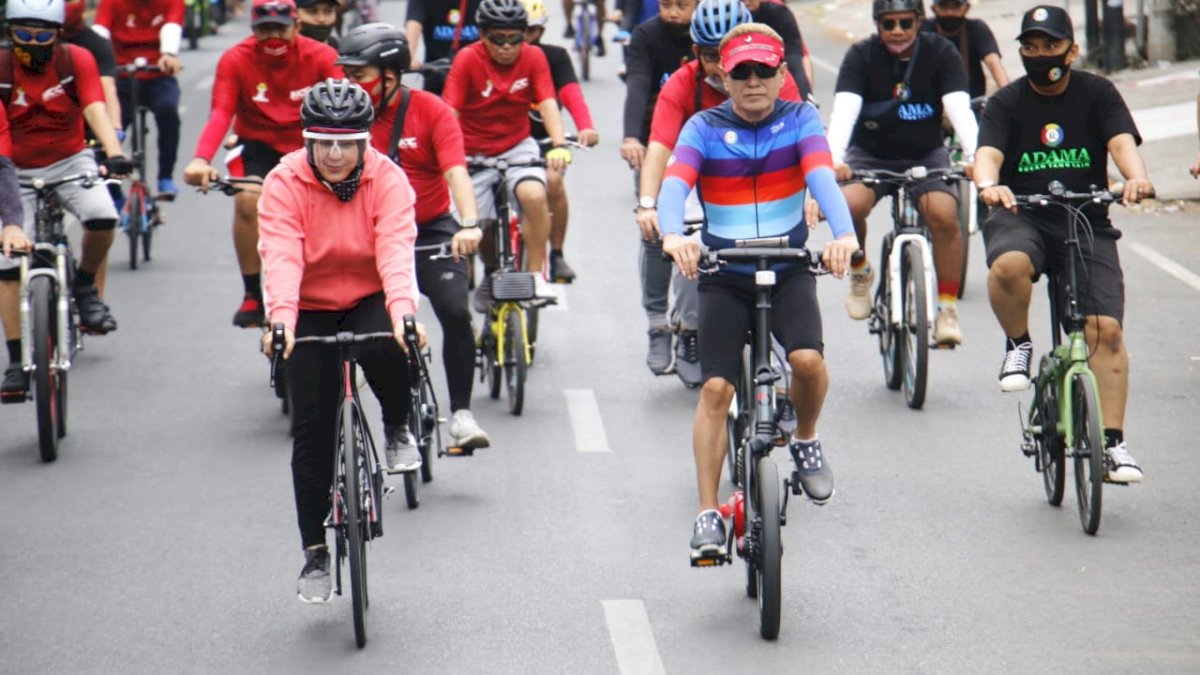 Nikmati Akhir Pekan, Fatma Ditemani Rudal dan dr Onasis Gowes Keliling Makassar
