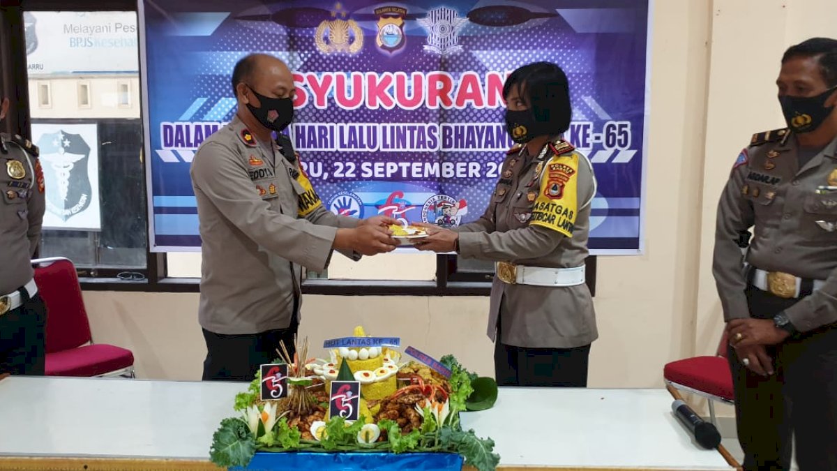 Potong Tumpeng, Ini Harapan Kasat Lantas Barru di Hari Lalu Lintas ke 65 Tahun