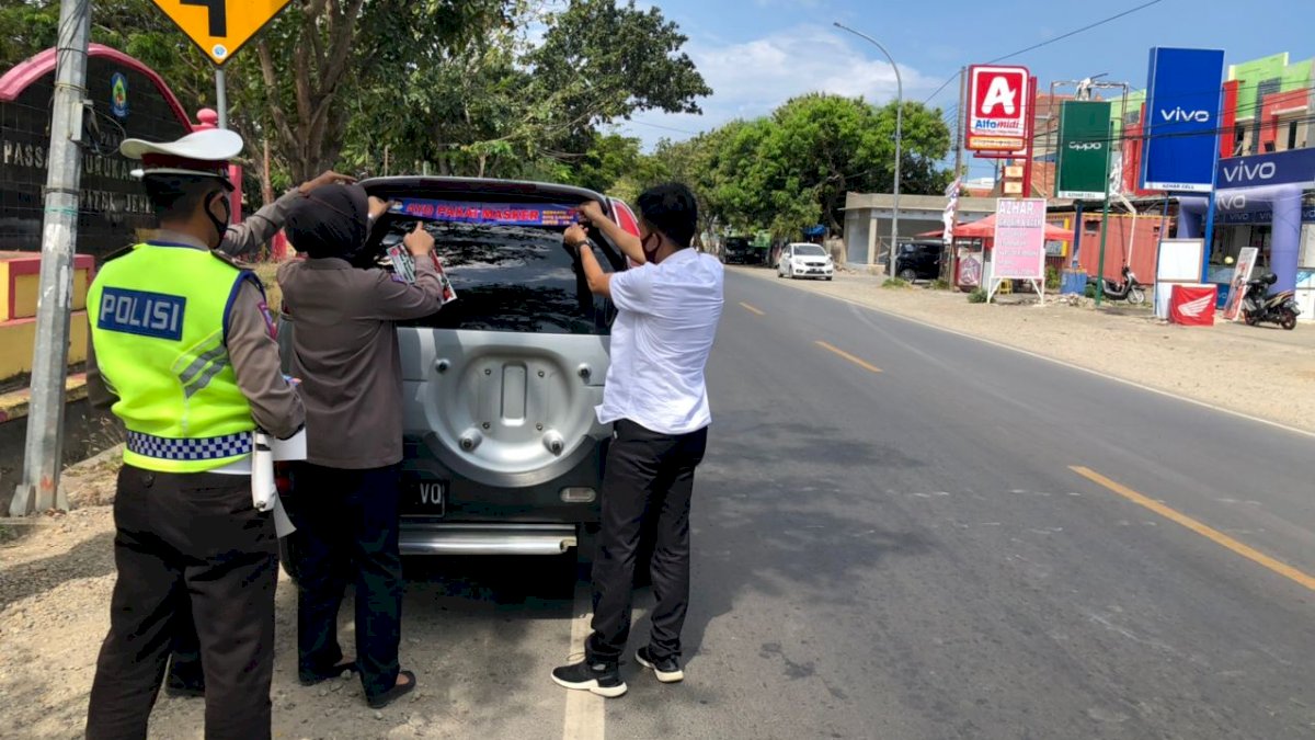 Taat Protokol Kesehatan Covid-19, Satlantas Polres Jeneponto Beri Edukasi Pengendara